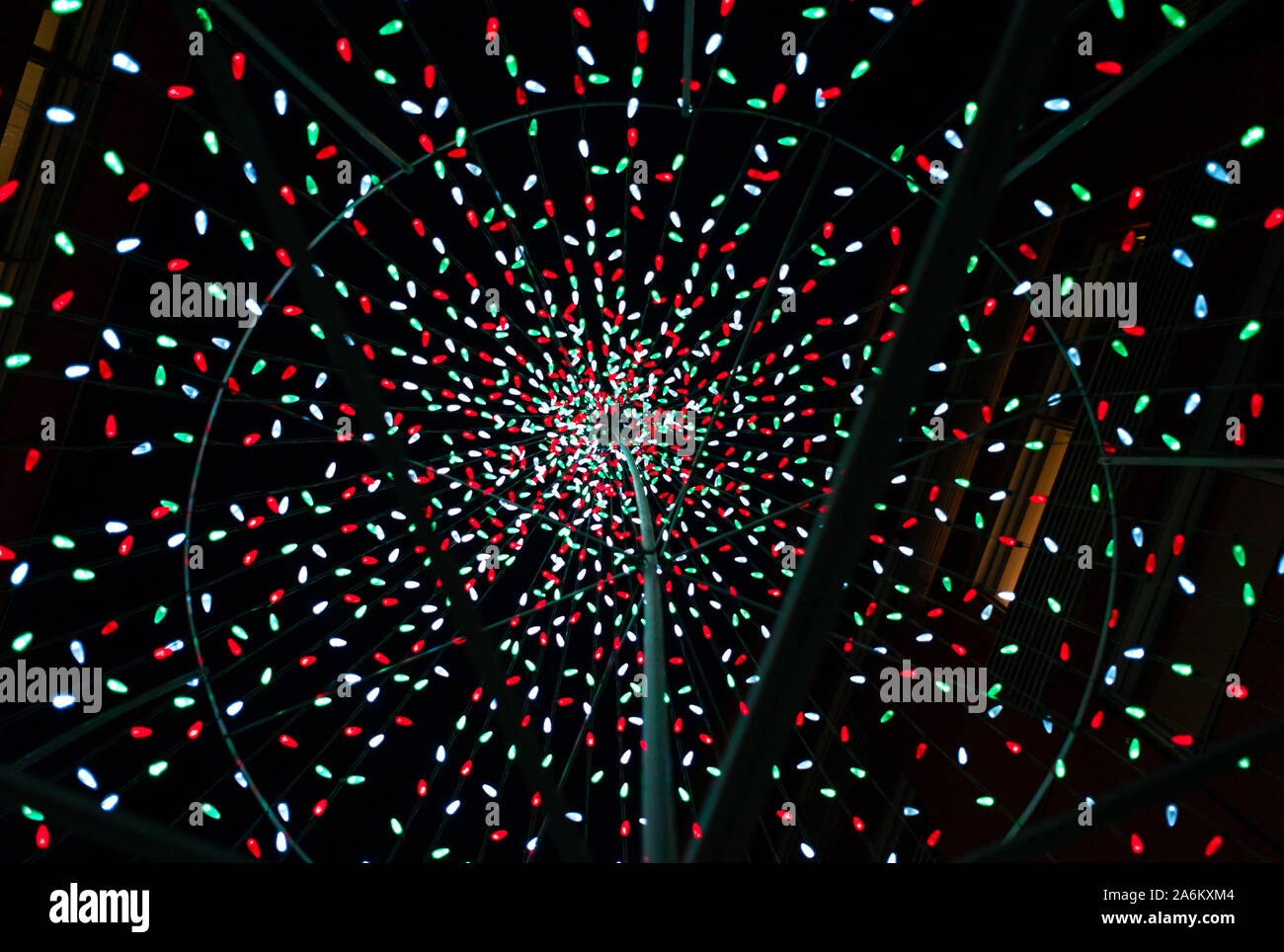 Rote und Grüne Weihnachten Lichter in der Form eines Umbrella in Montreal, Quebec/Kanada Stockfoto