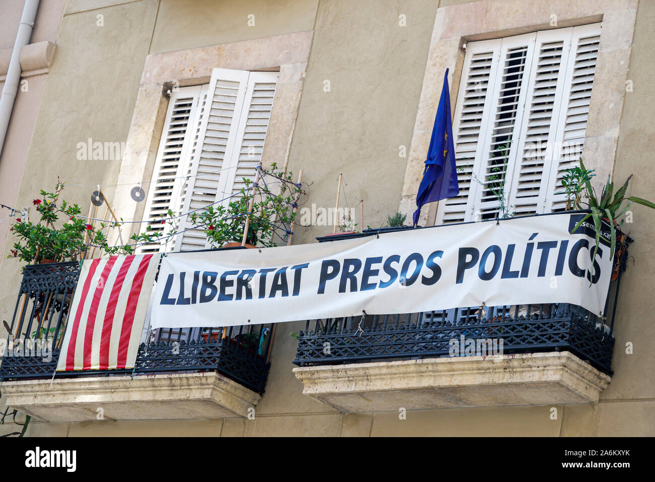 Tarragona Spanien Hispanic Catalonia Rambla Nova,Gebäude,Balkon,Schild,freie politische Gefangene,katalanische Unabhängigkeitsbewegung,ES190825099 Stockfoto