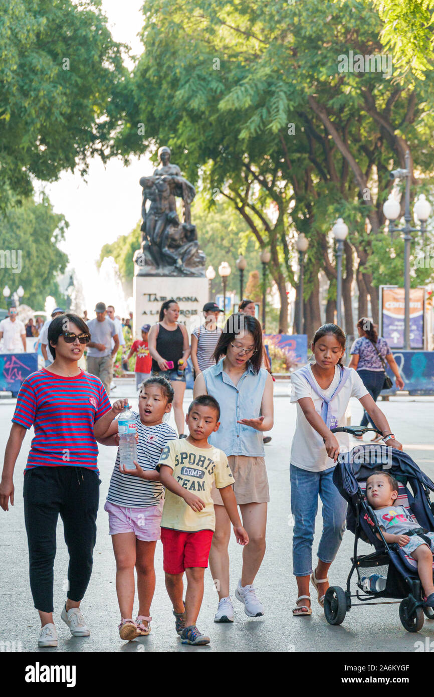 Tarragona Spanien, Hispanic Latin Latino, Katalonien Catalunya, Rambla Nova, Fußgängerpromenade, von Bäumen gesäumter Park, Fußgänger, Familienfamilie Stockfoto