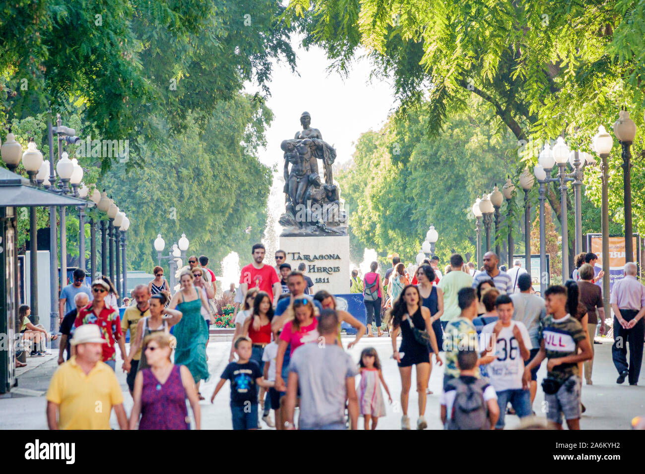 Tarragona Spanien Hispanic Katalonien Rambla Nova,Fußgänger-Promenade,von Bäumen gesäumter Park,Monument als herois de 1811,Helden-Denkmal,Fussgänger Stockfoto