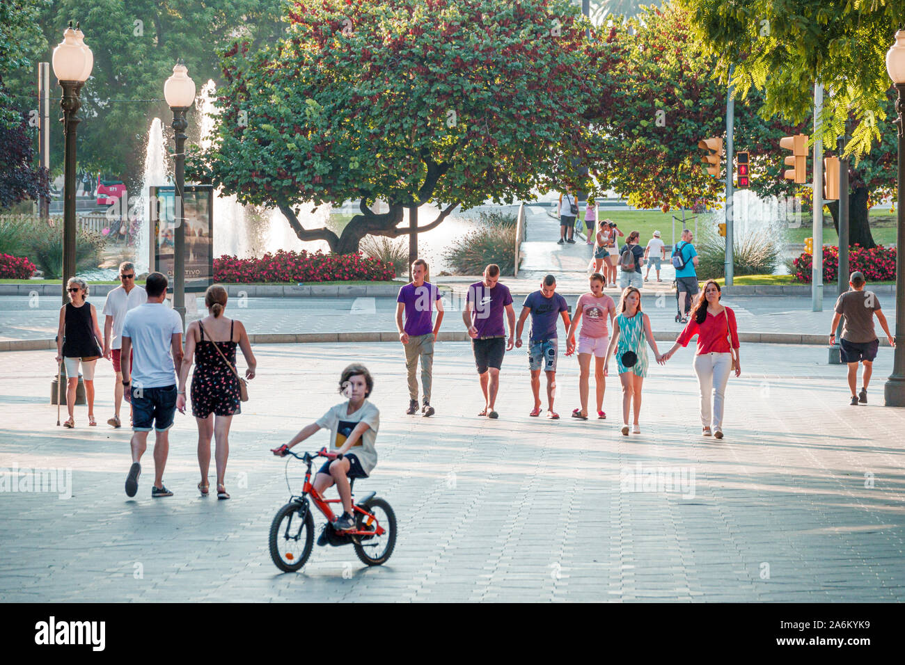 Tarragona Spanien, Hispanic Latin Latino, Katalonien Catalunya, Rambla Nova, Fußgängerpromenade, von Bäumen gesäumter Park, Fußgänger, Familienfamilie Stockfoto