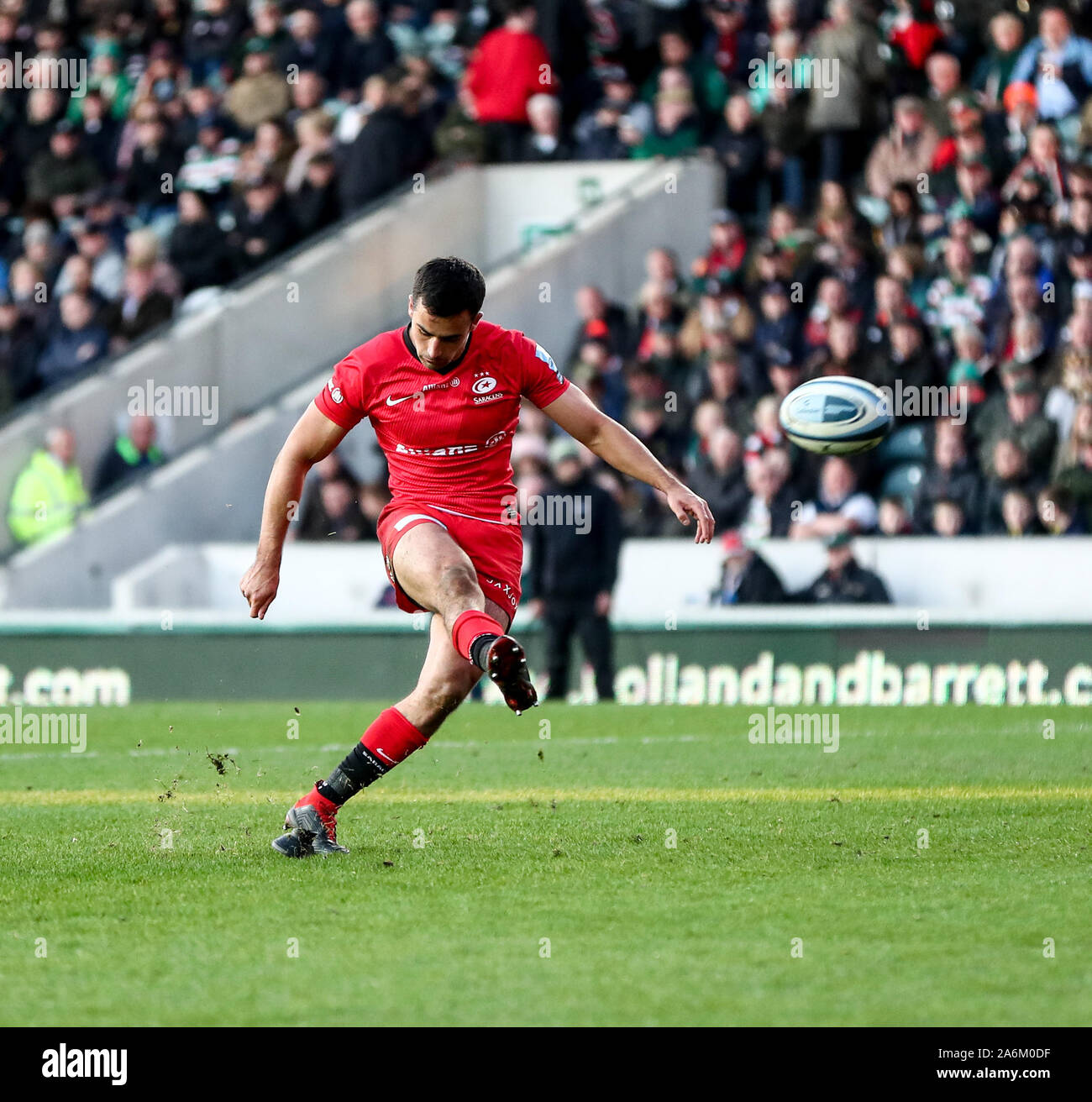 Leicester, Großbritannien. 27 Okt, 2019. English Premiership Rugby, Tiger gegen Sarazenen; Alex Lozowski der Sarazenen wandelt Ben Earl versuchen, in der 49. Minute - Redaktionelle Verwendung Credit: Aktion Plus Sport Bilder/Alamy leben Nachrichten Stockfoto