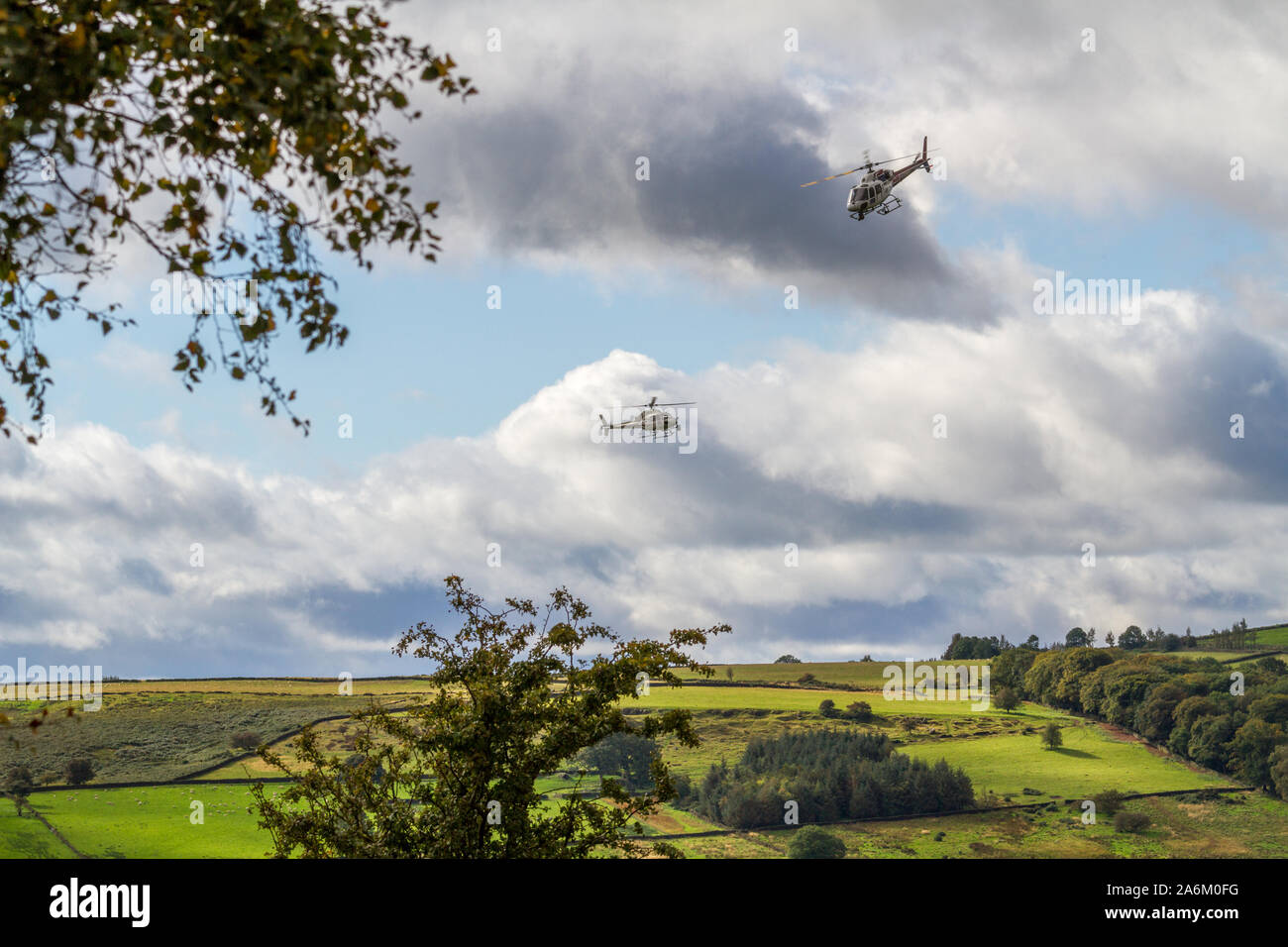 Zwei Hubschrauber Dreharbeiten mit nosecams Für die 2019 UCI Road World Championships, Großbritannien Stockfoto