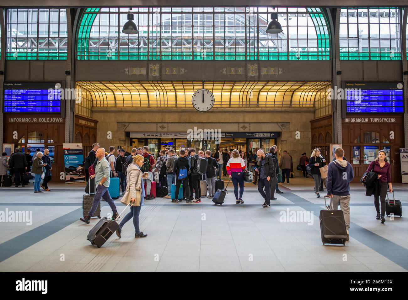 Wroclaw, Polen - Oktober 25, 2019: Die Menschen am Hauptbahnhof in Wroclaw, Polen. Stockfoto