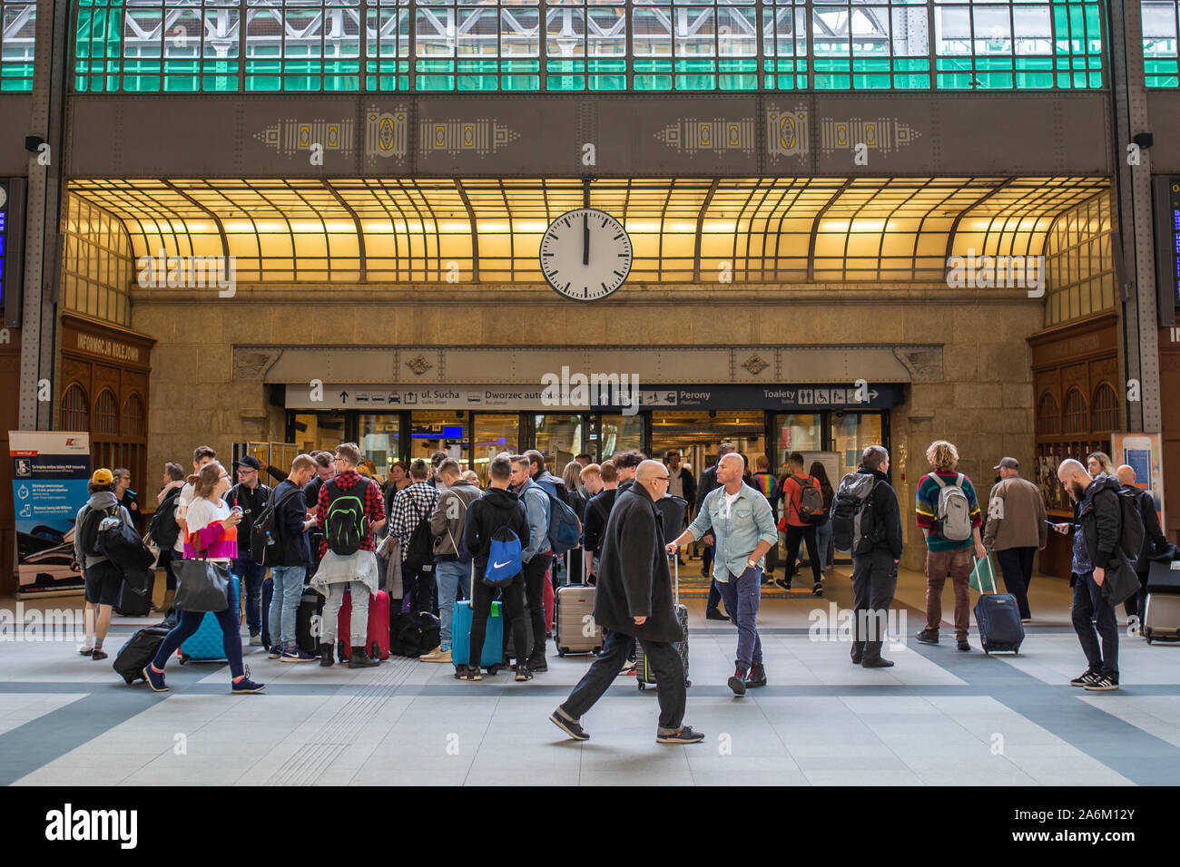 Wroclaw, Polen - Oktober 25, 2019: Die Menschen am Hauptbahnhof in Wroclaw, Polen. Stockfoto