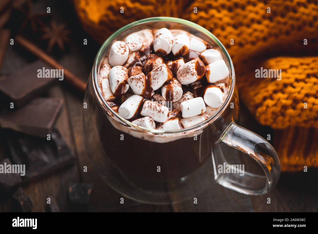 Tasse heiße Schokolade mit Marshmallows und Schokolade Sirup. Detailansicht. Doppelten Boden Glas Becher mit heißer Schokolade trinken Stockfoto