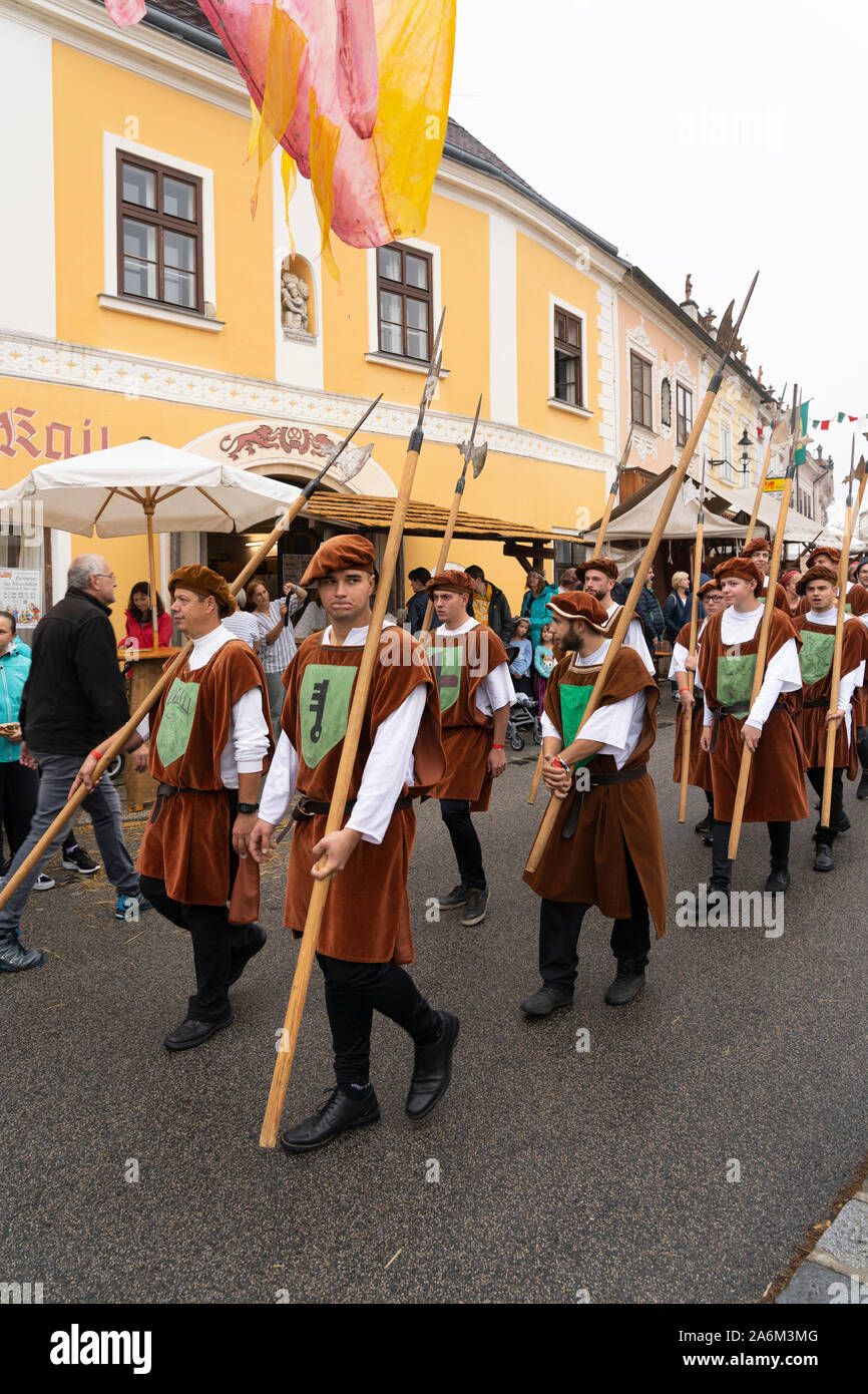 Mittelalterlichen Pikenieren tragen mittelalterliche Kleidung in Eggenburg Mittelalterliches Fest, Österreichs größte mittelalterliche Veranstaltung Stockfoto