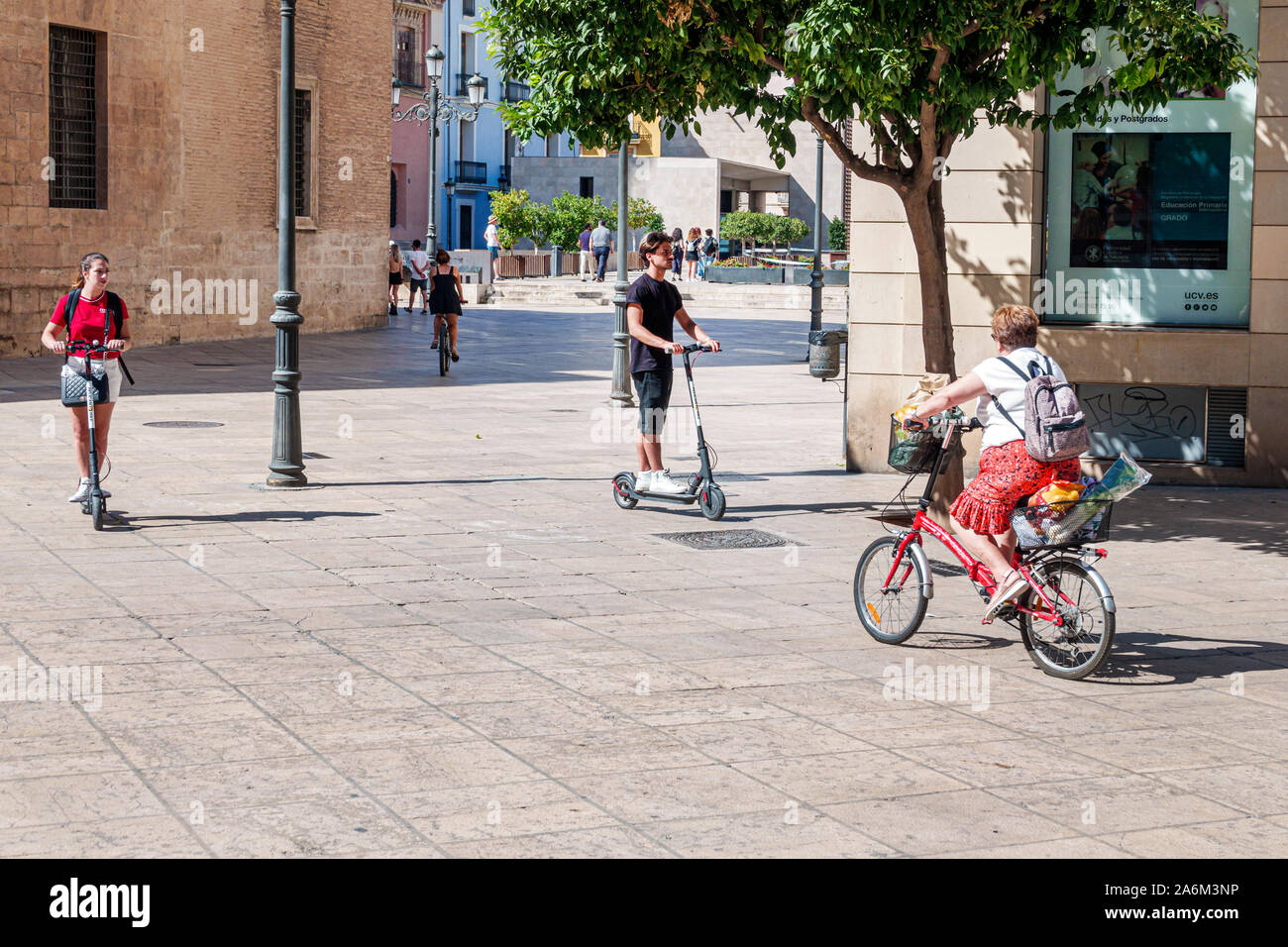 Valencia Spanien Hispanic, Ciutat Vella, Altstadt, Altstadt, Plaza del Palau, Platz des Erzbischofs, Mann, Frau, Elektroroller, Fahrrad, grüner Transportweg Stockfoto