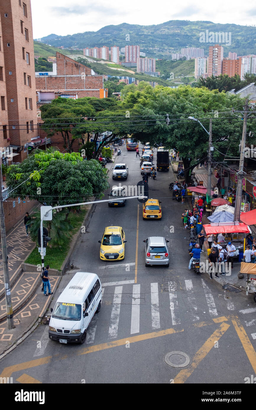 Medellín, Bogota/Kolumbien, 28. Januar 2019: Straßenverkäufer, Passerbies, Motorräder und Taxis in der Commercial Street in der Nähe der Santa Lucía Su Stockfoto