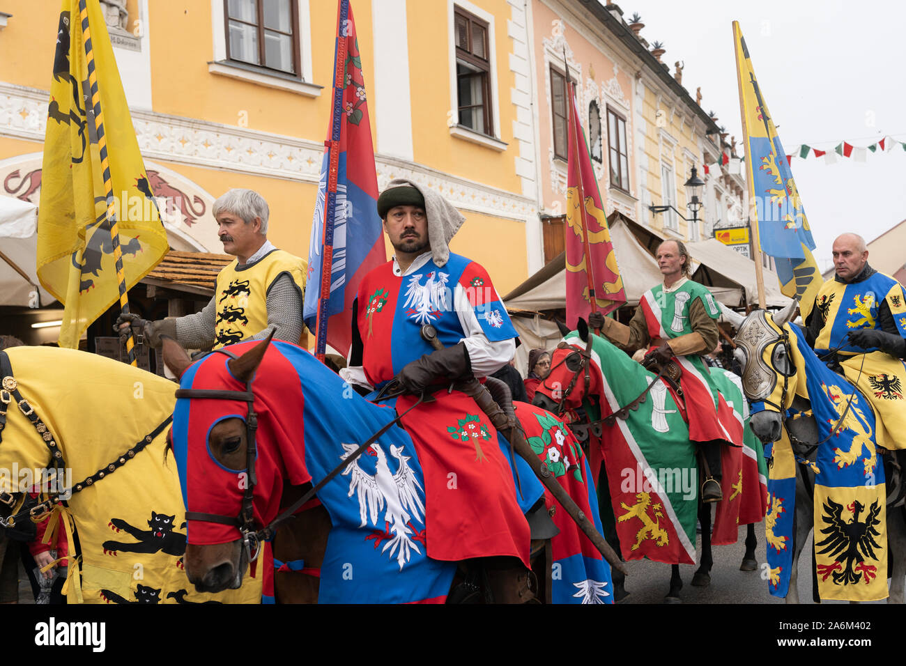 Ritter reiten Pferde mit bunten caparison und Banner am Mittelalterfest Eggenburg, Österreichs größte mittelalterliche Veranstaltung Stockfoto