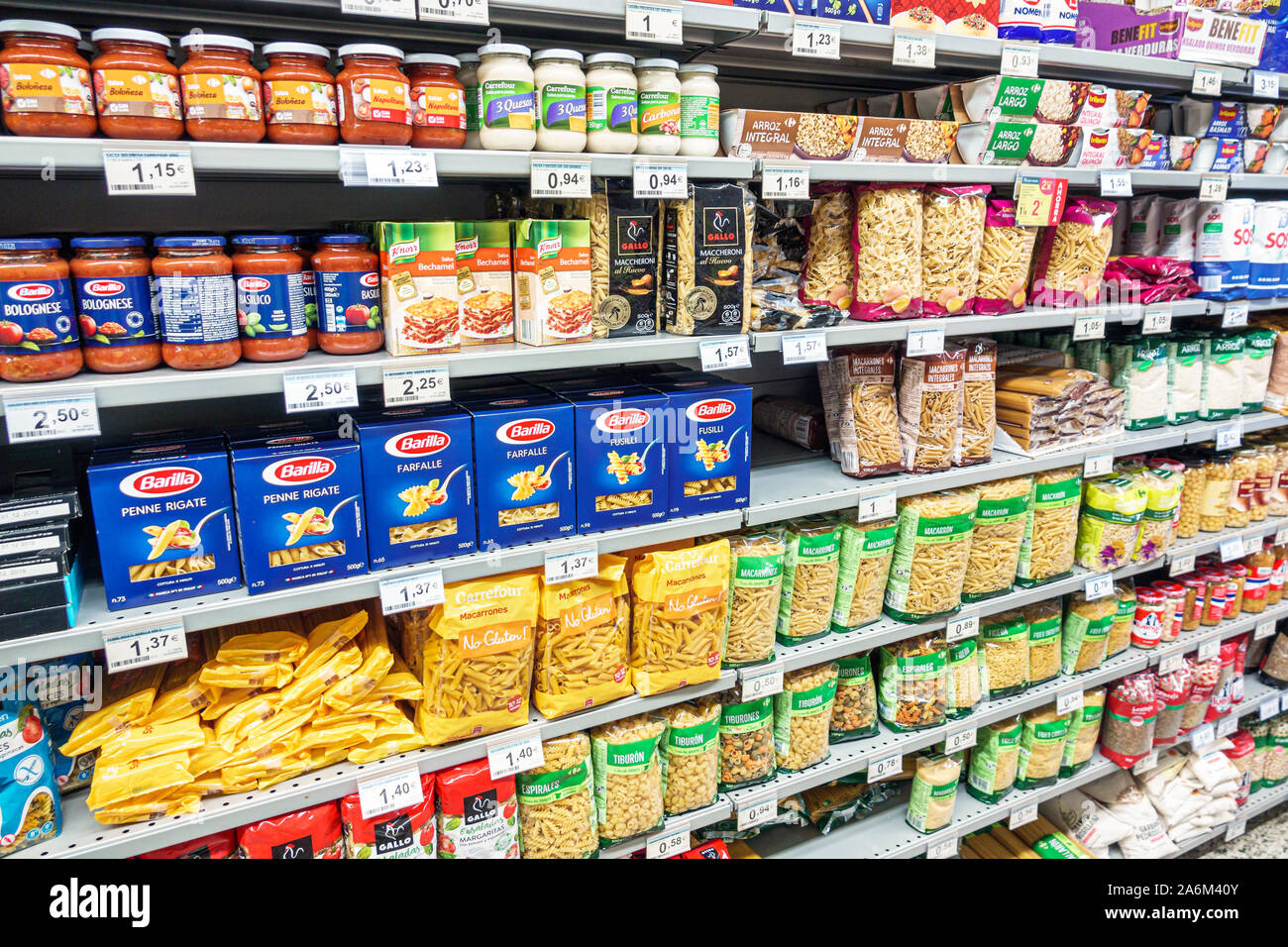 Valencia Spanien Hispanic, Ciutat Vella, Altstadt, historisches Zentrum, Carrer de les Avellanes, Carrefour Express, Markt, Lebensmittelgeschäft Kette, Display Stockfoto