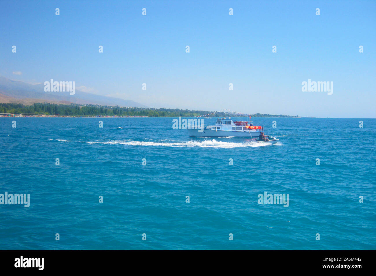 Jet ski im Meer an einem sonnigen Tag auf das Handicap von einen kleinen Motor Schiff Stockfoto