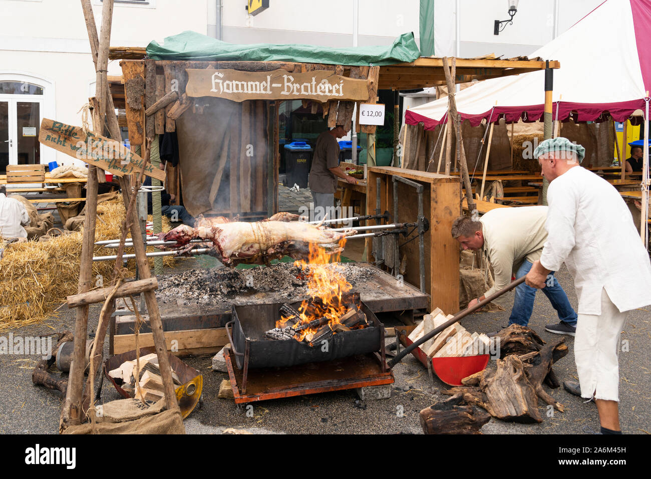 Ein Schaf am Spieß braten mit Take away am Mittelalterfest Eggenburg, Österreichs größte mittelalterliche Veranstaltung Stockfoto