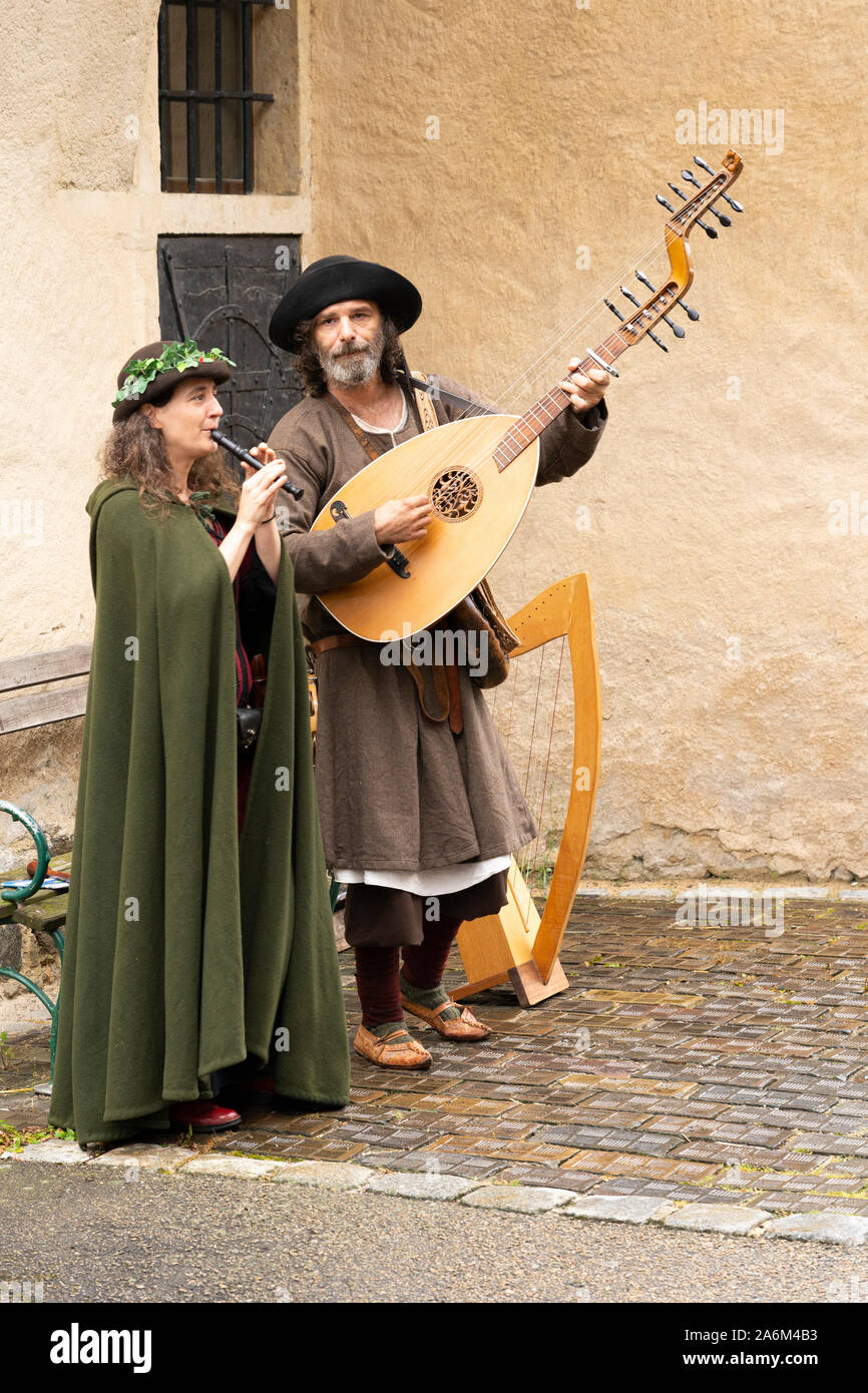 Ein Mann und eine Frau in mittelalterlichen Kleidern spielen eine torban Laute und Flöte an der beliebten Mittelalterfest Eggenburg, Österreichs größte mittelalterliche Veranstaltung Stockfoto