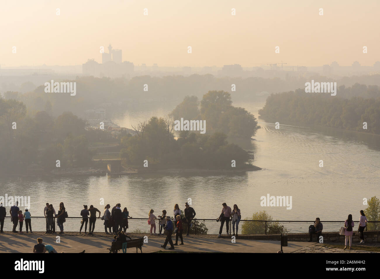 Belgrad Luftverschmutzung - Touristen auf dem Kalemegdan genießt die Aussicht von Belgrad unter dichtem Dunst aufgrund von saisonalen Luftverschmutzung. Serbien, Europa. Stockfoto
