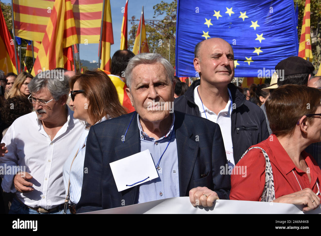 Der Rechtsanwalt und frühere Anti-korruptions-Staatsanwalt Fernandez Nähe Teil nimmt während der Demonstration. Rund 80.000 Menschen nach Angaben der lokalen Polizei von dem katalanischen Zivilgesellschaft beschworen in Barcelona für die Einheit Spaniens und gegen den Prozess der Unabhängigkeit der Katalanischen Regierung demonstrieren. Stockfoto