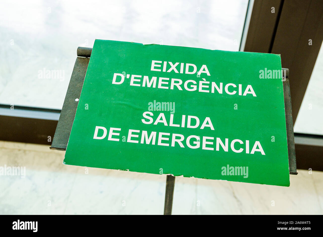 Valencia Spanien Hispanic, Trinitat, Museu de Belles Arts, Museo de Bellas Artes, Kunstmuseum, innen, Schild, Notausgang, zweisprachig, Katalanisch, ES190829047 Stockfoto