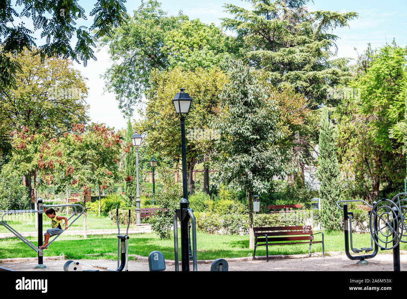 Valencia Spanien Hispanic,Trinitat,Jardines del Real,Jardins del Reial,Viveros Royal Garden,städtischer öffentlicher Park,Spielplatz,Junge,Kind,spielen,ES190829067 Stockfoto