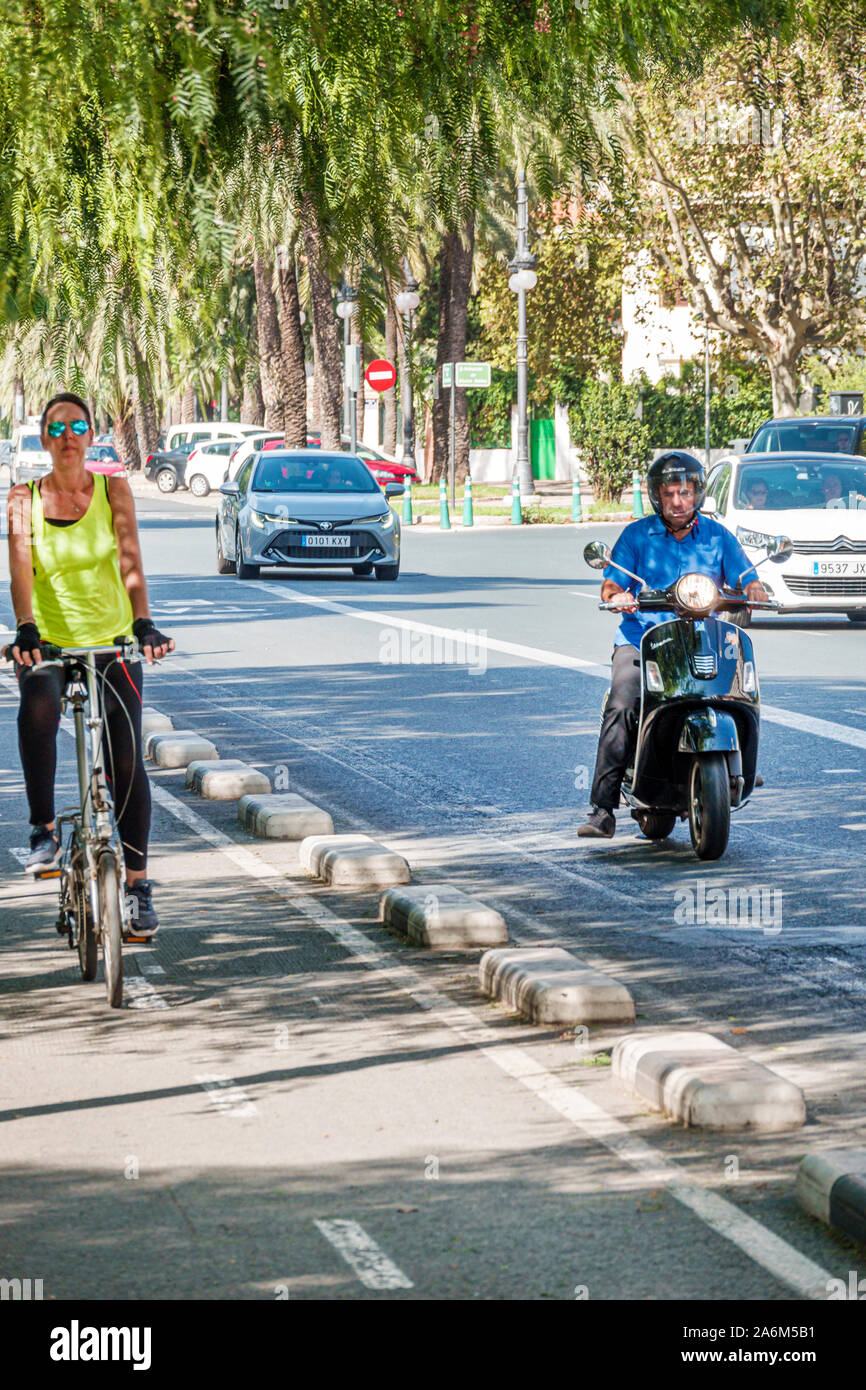 Valencia Spanien, Hispanic Latino, Carrer del General Elio, Straßenverkehr, Fahrrad Fahrräder Radfahren Reiten Radfahrer Radfahrer Fahrräder, geschützt Stockfoto
