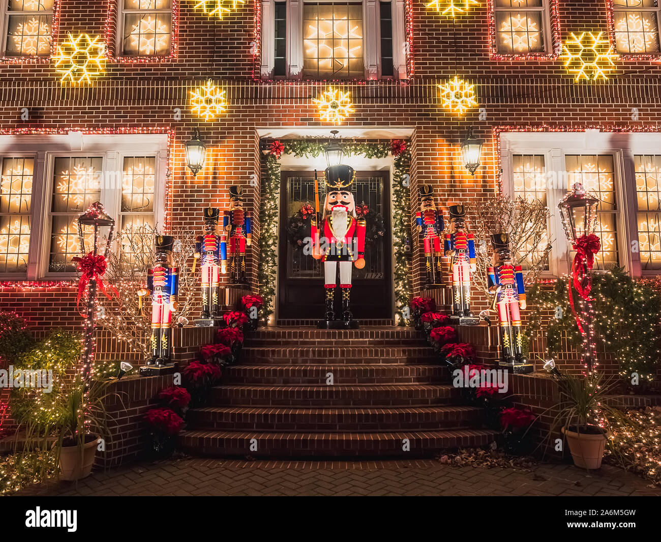 New York, USA, 27. Dezember 2017. berühmten riesigen weihnachtsschmuck der Häuser in der Nachbarschaft von dyker Heights, Brooklyn, New York Stockfoto