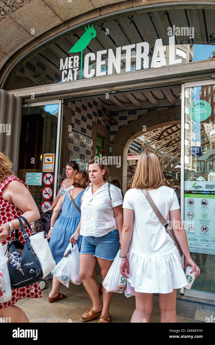 Valencia Spanien,Ciutat Vella,Altstadt,Altstadt,Mercat Central,Zentralmarkt,Außenansicht,Valencianische Jugendstilarchitektur,Eingang,Frauen Stockfoto