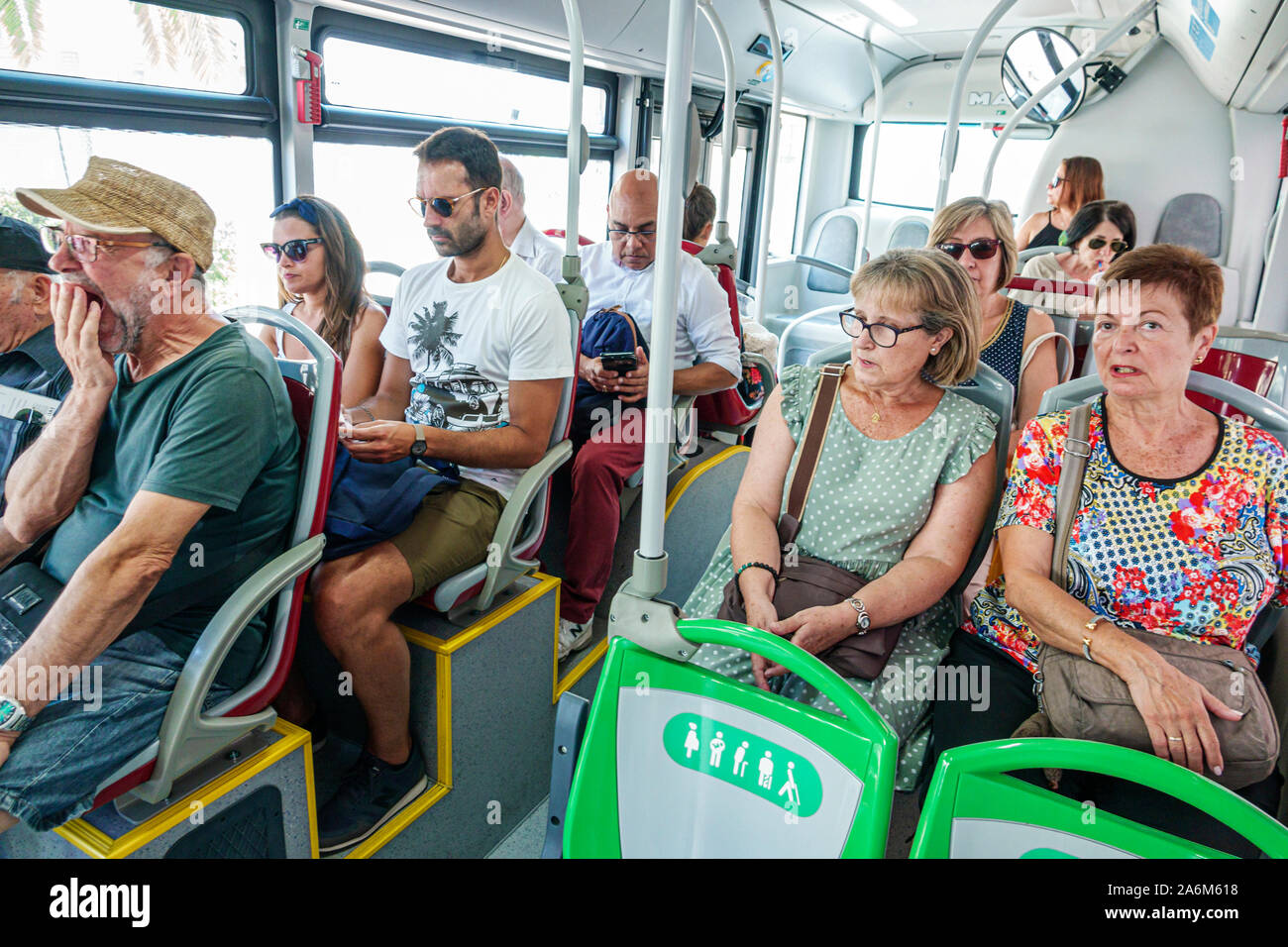 Valencia Spanien, Empresa Municipal de Transportes, Stadtbus, öffentliche Verkehrsmittel, Inneneinrichtung, Frau Frauen Frau Erwachsene Erwachsene Erwachsene, Mann Männer Erwachsene Stockfoto