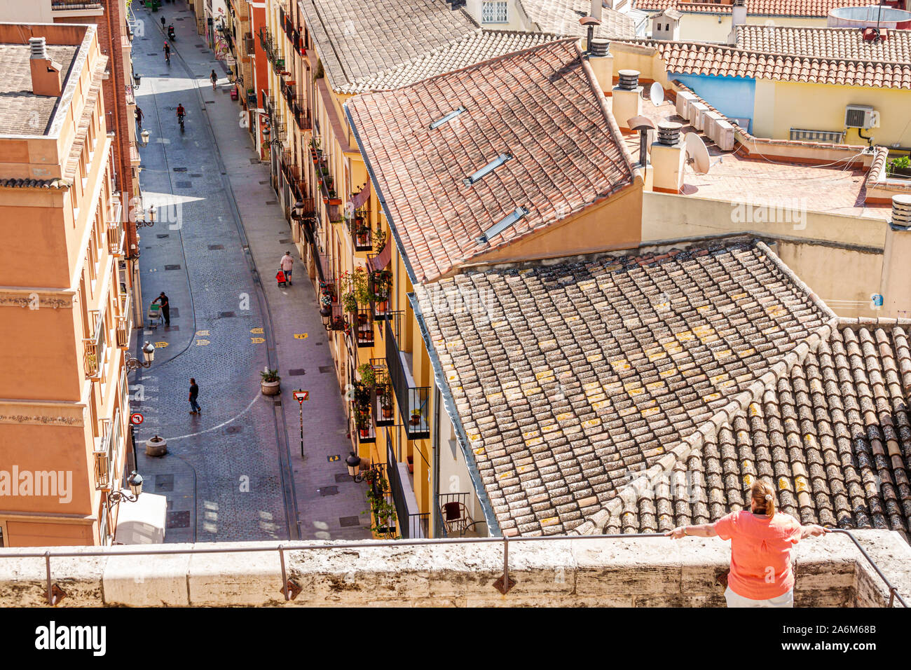 Valencia Spanien, Ciutat Vella, Altstadt, historisches Viertel, Carrer de Quart, Straße, Dächer, Terrakotta-Fassfliesendächer, Wohnhäuser, VI Stockfoto