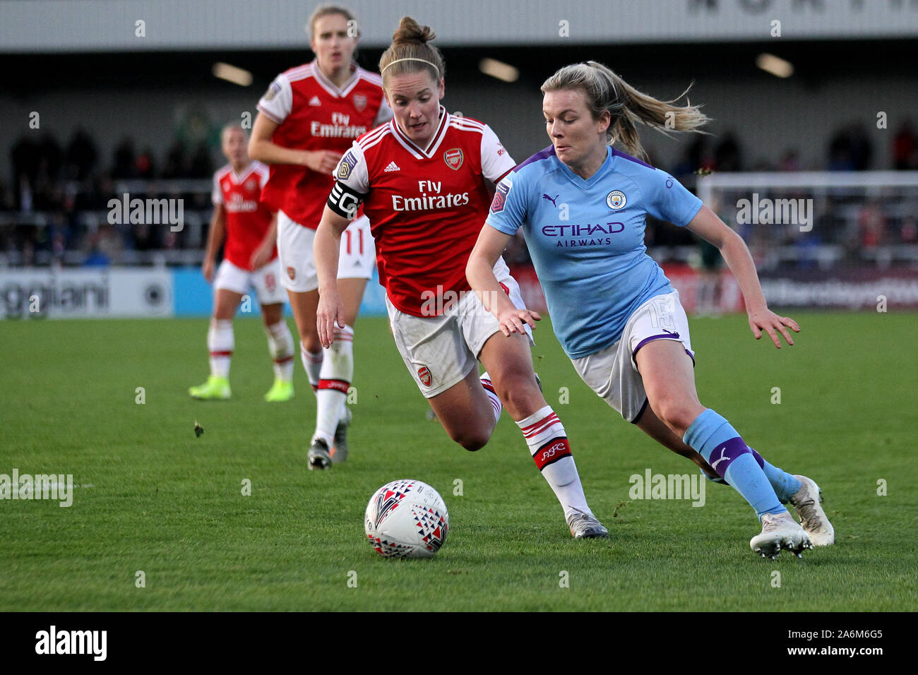 Kim Little von Arsenal (links) und Lauren Hemp von Manchester City kämpfen beim Super League-Spiel der Frauen im Meadow Park, Borehamwood, um den Ball. Stockfoto