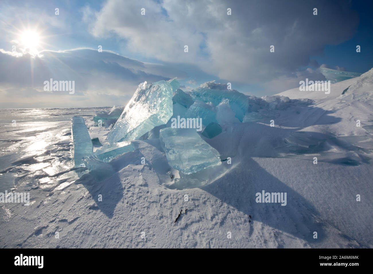 Blick auf einer Eisscholle auf Winter der Baikalsee in Sibirien, Russland Stockfoto