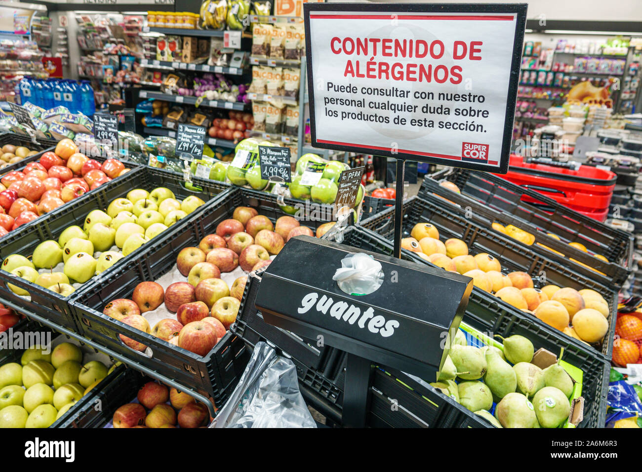 Valencia Spanien, Quatre Carreres, Supercor Expres, Supermarkt, Inneneinrichtung, Verkauf von Obst, Mülleimer, Äpfel, Birnen, Schild, Allergeninformationen Stockfoto