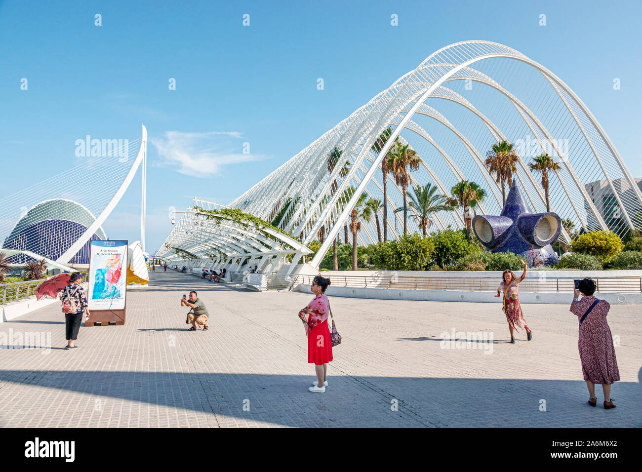 Valencia Spanien, las Artes y las Ciencias, Stadt der Künste und Wissenschaften, L'Umbracle, Santiago Calatrava, Architektur, Assut de l'Or-Brücke, L'Agora, Promenade, Asien Stockfoto