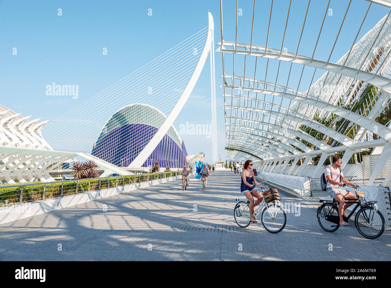 Valencia Spanien, las Artes y las Ciencias, Stadt der Künste und Wissenschaften, L'Umbracle, Santiago Calatrava, Architektur, Assut de l'Or Brücke, L'Agora, Promenade, Mann, Stockfoto