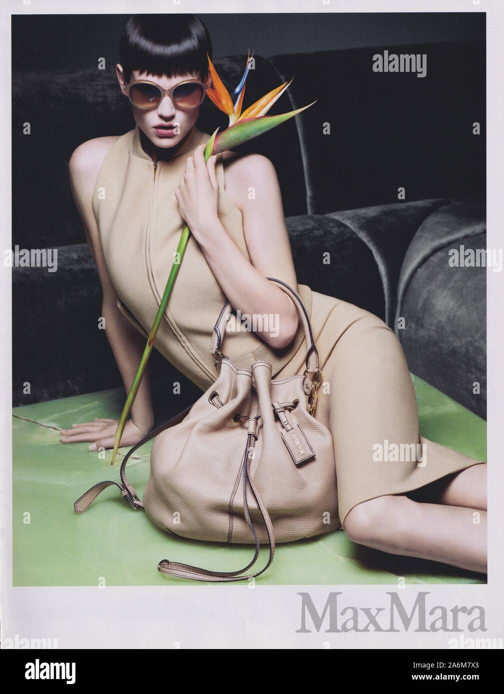 Plakat werbung Max Mara mit Saskia De Brauw in Papier Magazin aus 2012, Werbung, kreative MaxMara Anzeige von 2010 s Stockfoto