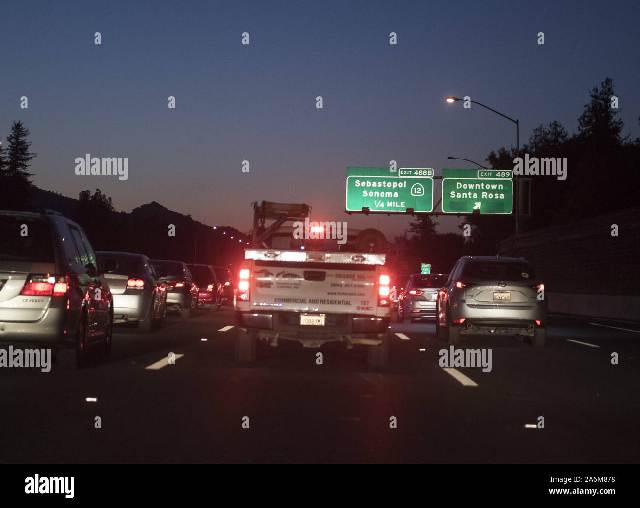 Healdsburg, United States. 27 Okt, 2019. Autos bewegen sich mit einem schneckentempo entlang US 101 als Menschen im Süden in das Gesicht der Kincade Brand in Santa Rosa, Kalifornien früher Sonntag, Oktober 27, 2019. Über 200.000 Menschen haben in Nordkalifornien, wie Winden evakuiert getaktet so hoch wie 93 MPH aufgefächert Flammen. Foto von Terry Schmitt/UPI Quelle: UPI/Alamy leben Nachrichten Stockfoto