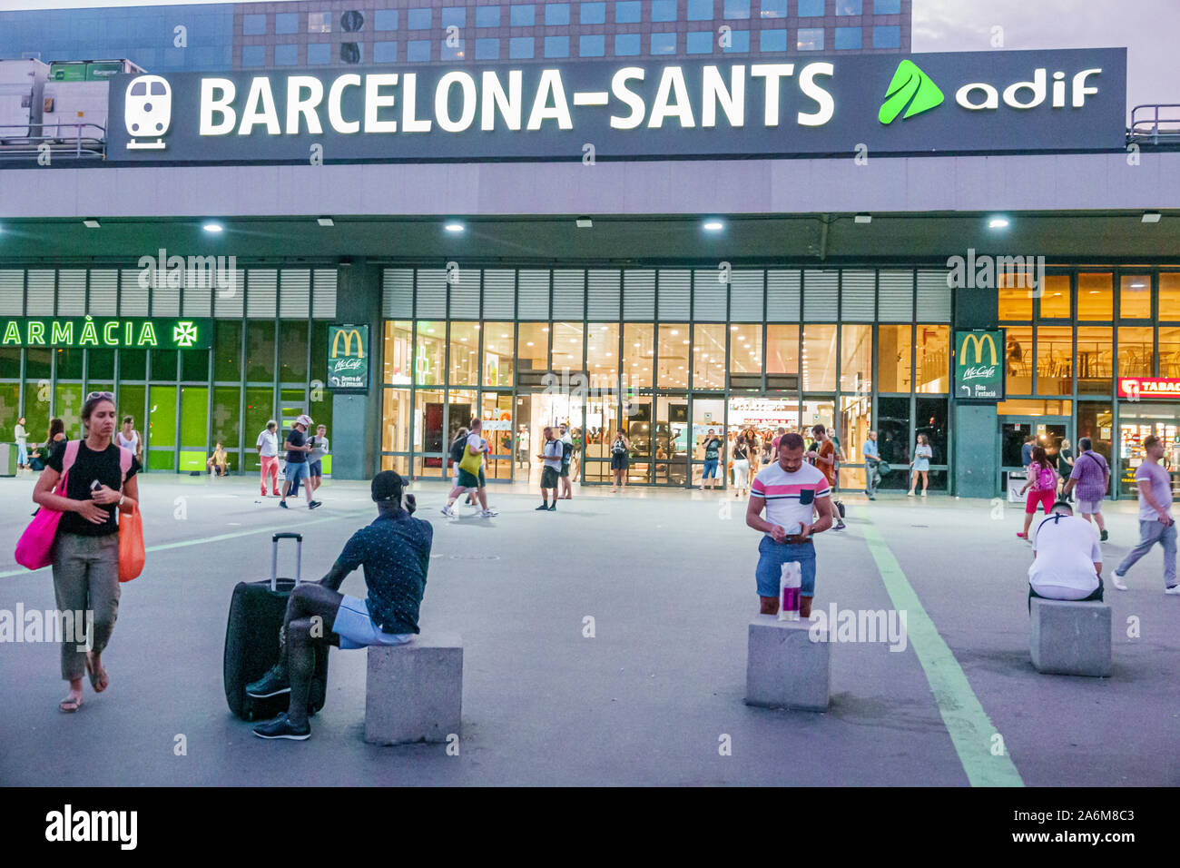 Barcelona Spanien, Katalonien Catalunya, Bahnhof Barcelona-Sants Renfe, außen, Passagiere Fahrer, Vordereingang, plaza, Schwarze Afrikaner Stockfoto