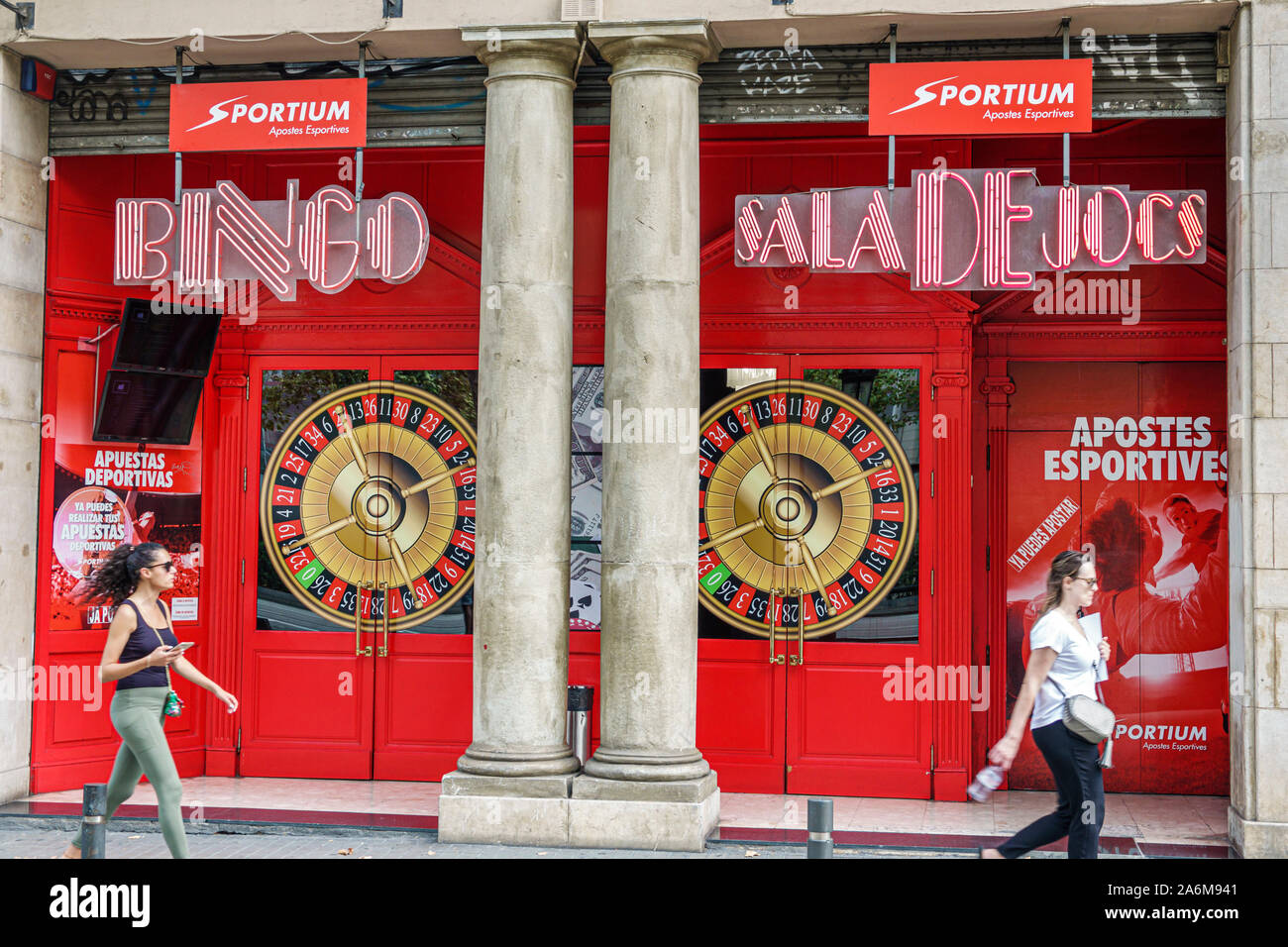 Barcelona Spanien, Catalonia Eixample, Sportium Bingo Gran Via, Casino-Spielhaus, außen, Eingang, Frau, Fußgängerzone, ES190901070 Stockfoto