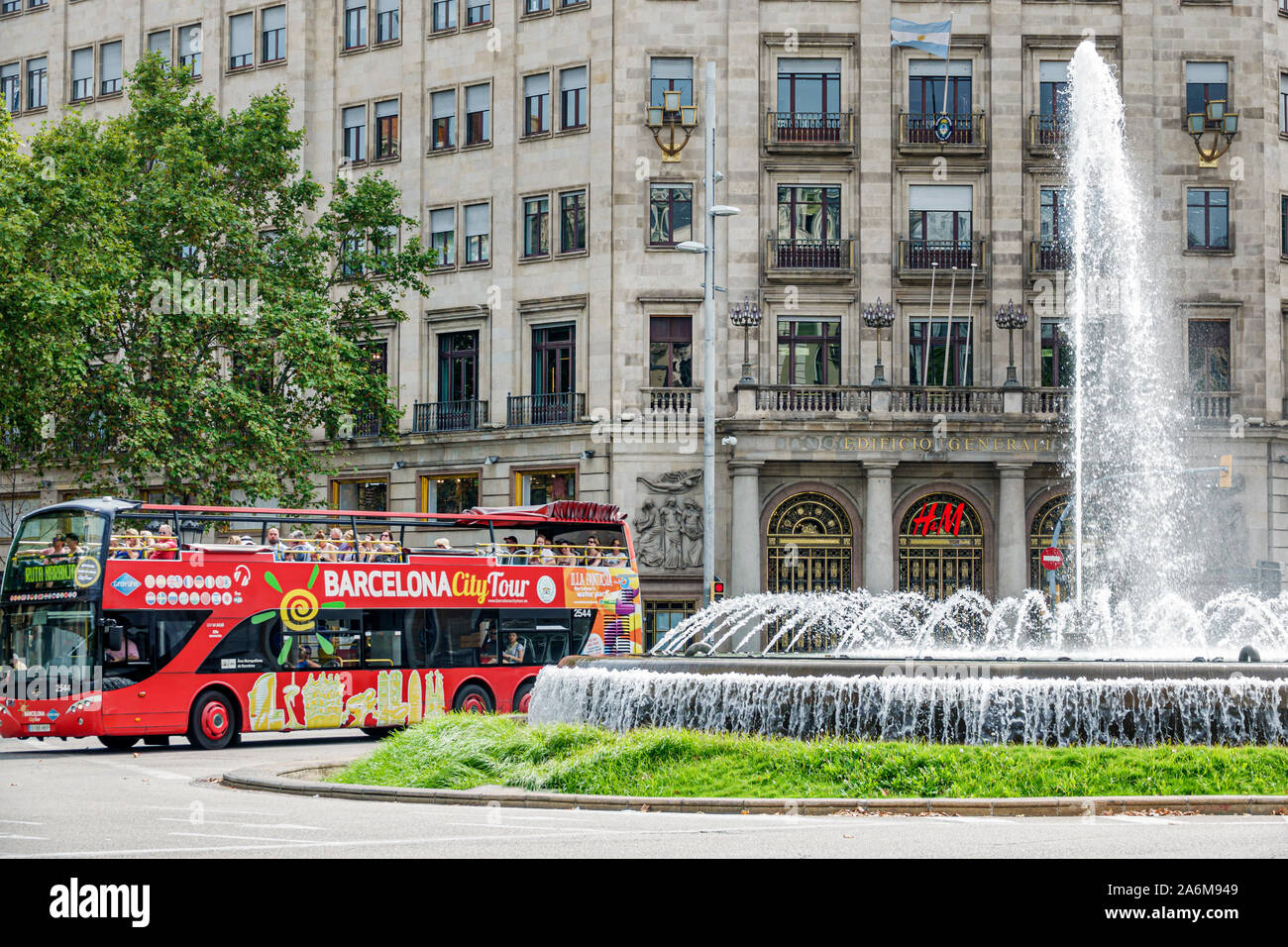 Barcelona Spanien, Katalonien Gran Via de les Corts Catalanes, Verkehrskreis, Brunnen, H&M-Geschäft, Barcelona City Tour Bus, Doppeldecker Sightseeing Bus, ES19 Stockfoto