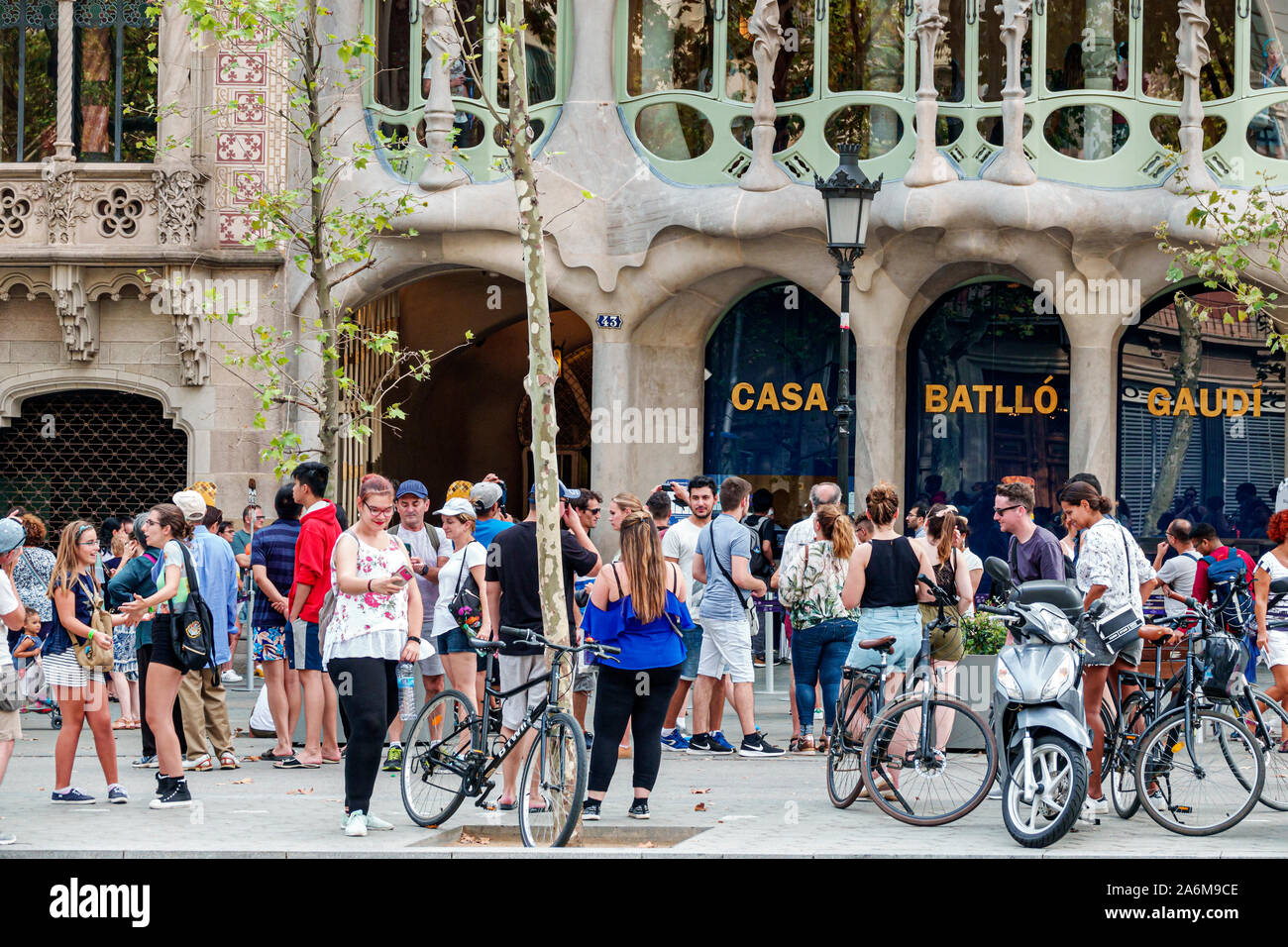 Barcelona Spanien, Katalonien Passeig de Gracia, Casa Batllo, Außenansicht, modernistische Architektur, von Antoni Gaudi, Wahrzeichen, Linie, Schlange, Mann, Frau, ES190901105 Stockfoto