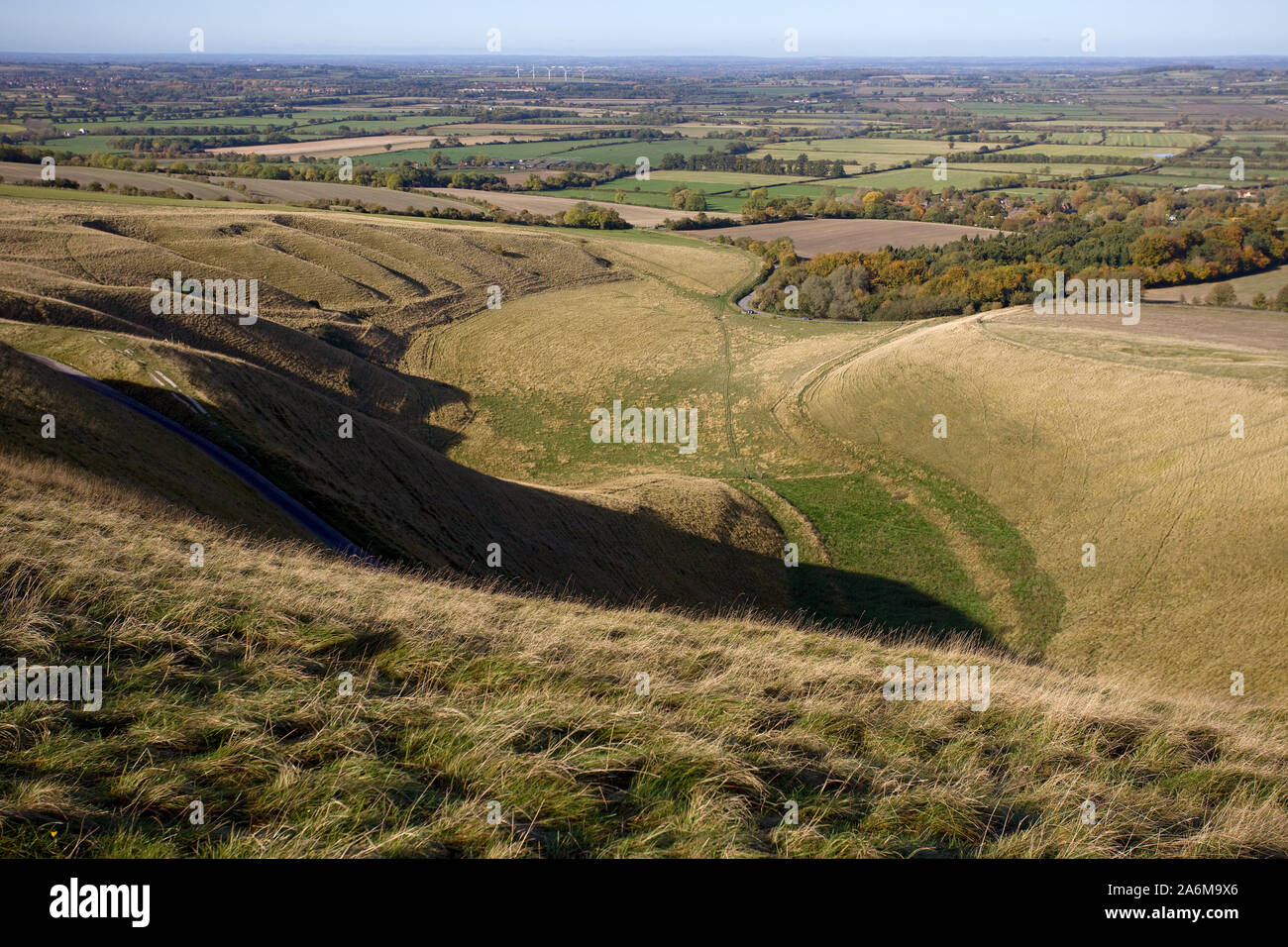 Die Aussicht von oben von Uffington White Horse Hill, England Stockfoto