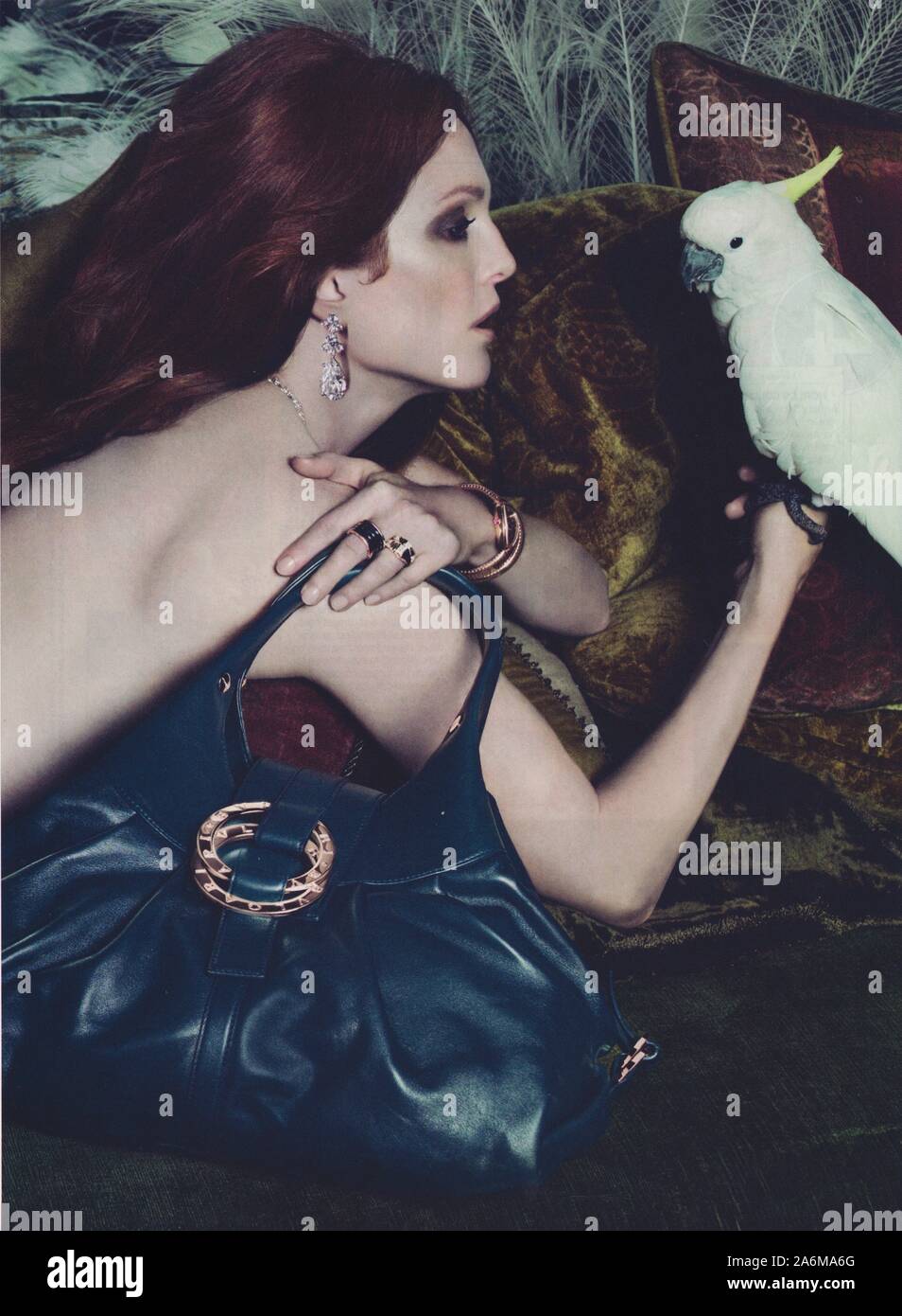 Plakat werbung BVLGARI Fashion House mit Julianne Moore in Papier Magazin von 2010 Jahr, Werbung, kreative BVLGARI Anzeige von 2010 s Stockfoto
