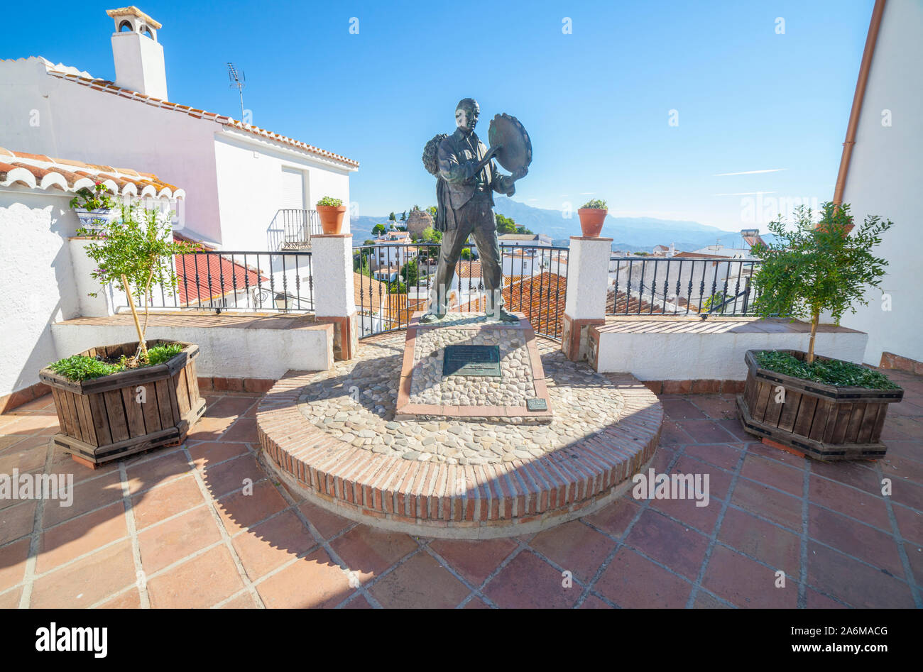 Comares, Spanien - September 23th, 2018: Statue der Musiker Antonio Gallego in Parana, Malaga, Spanien. Berühmte Schauspieler von verdiales Volksmusik Stockfoto