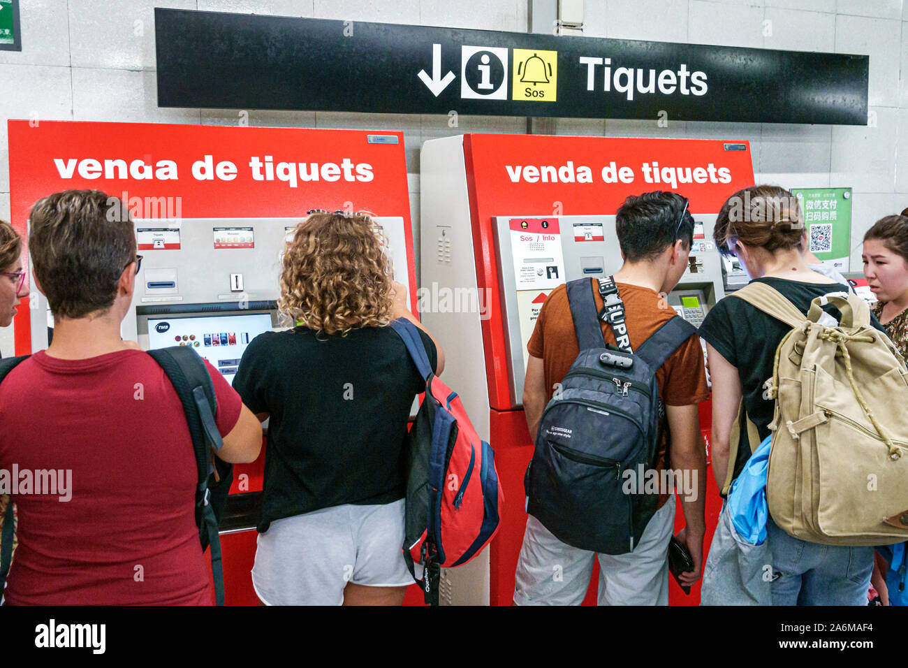 Barcelona Spanien, Katalonien Sagrada Familia, Metrostation, Transports Metropolitans de Barcelona, TMB, Fahrkartenautomaten, Mann, Frau, Teenager, ES190902 Stockfoto