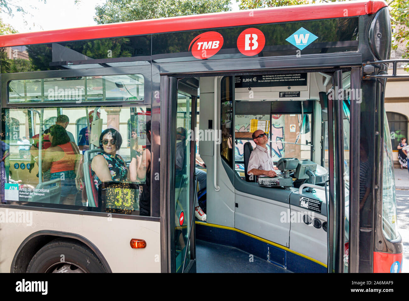 Barcelona Spanien, Katalonien Sagrada Familia, Bus, Transports Metropolitans de Barcelona, TMB, Mann, Frau, Fahrer, Beifahrer, angehalten, offene Tür, ES190902048 Stockfoto