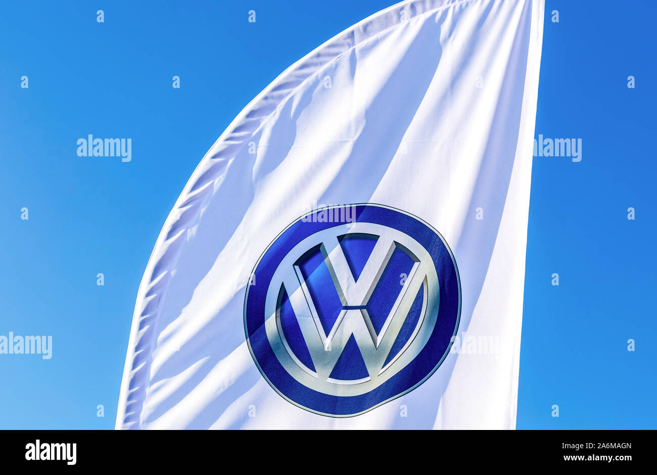 Samara, Russland - 26. Oktober 2019: Autohaus Flagge von Volkswagen gegen den blauen Himmel. Volkswagen ist der größte deutsche Automobilhersteller Stockfoto