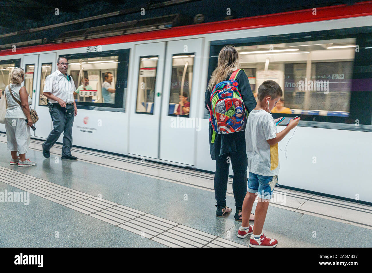 Barcelona Spanien, Katalonien Sant Antoni, U-Bahnstation, Transports Metropolitans de Barcelona, TMB, Plattform, Frau, Mann, Junge, Kind, sitzen, Videospiel spielen, Stockfoto