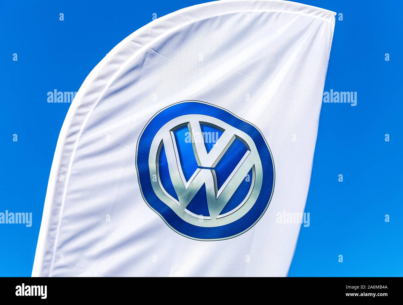 Samara, Russland - 26. Oktober 2019: Autohaus Flagge von Volkswagen gegen den blauen Himmel. Volkswagen ist der größte deutsche Automobilhersteller Stockfoto