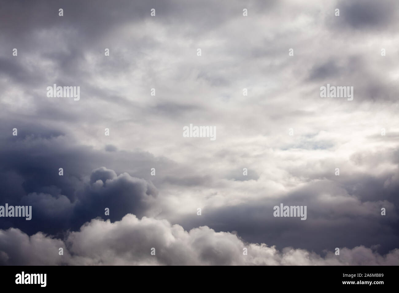 Grau stürmischen Wolken mit leichten spähen durch. Skyline cloudscape mit Regen Wolken Stockfoto