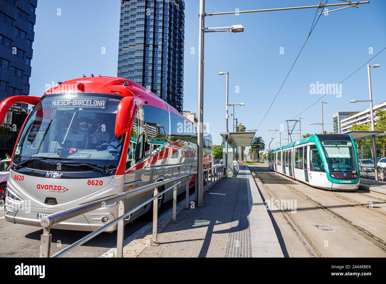 Barcelona Spanien, Katalonien Les Corts, Avinguda Diagonal, Straßenbahn, Trambaix, Stadtbahn, Gleise, Verkehr, Avanza, Intercity-Bus, ES190903007 Stockfoto
