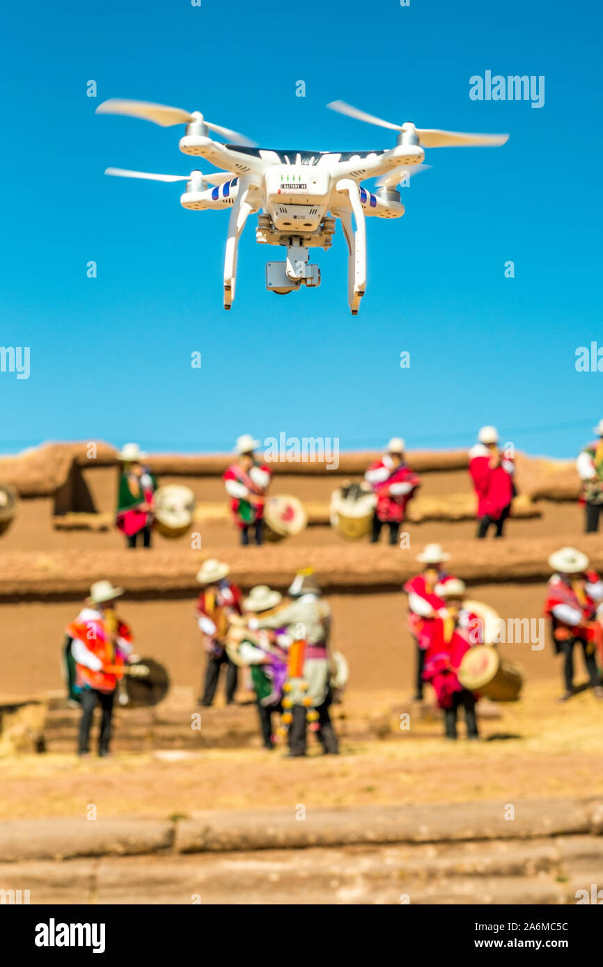 La Paz, Bolivien; 12. September 2016: Drone Quadracopter nimmt eine Traditionelle bolivianische Indigene musikalische Band auf der berüchtigten Tiwanaku Tiwanacota Tempel Stockfoto