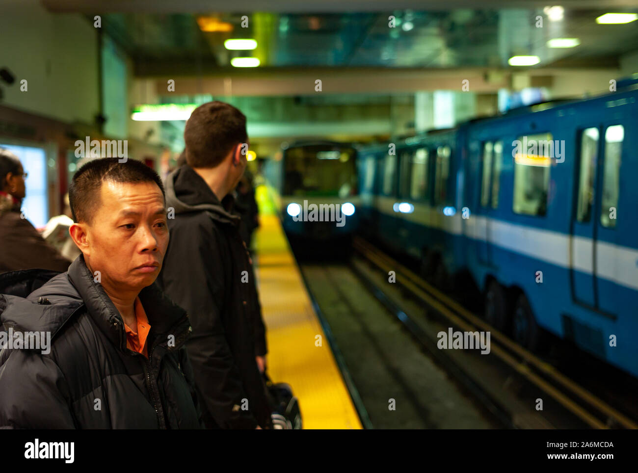 Montreal, Quebec/Kanada - 14. Januar 2013: Menschen warten auf die U-Bahn in einer Minute zu erreichen Stockfoto